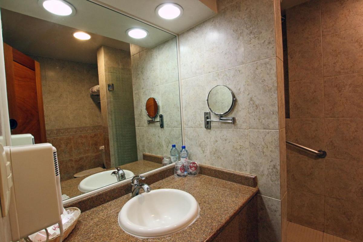נואבו לרדו Hotel Colon Plaza Business Class מראה חיצוני תמונה